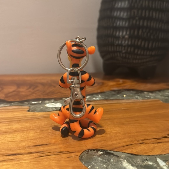 Disney Winnie The Pooh Tigger Bouncing Keychain - Picture 3 of 6